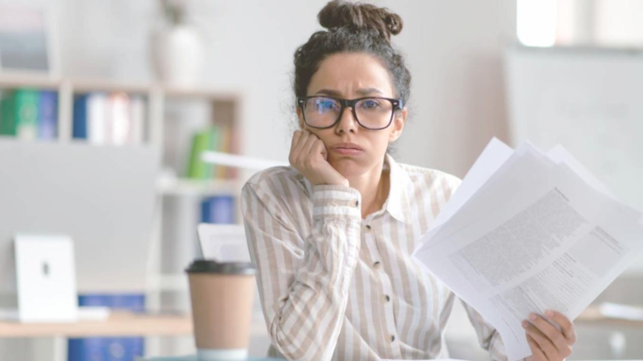 Instructor and student reviewing a monthly budget plan during an online session